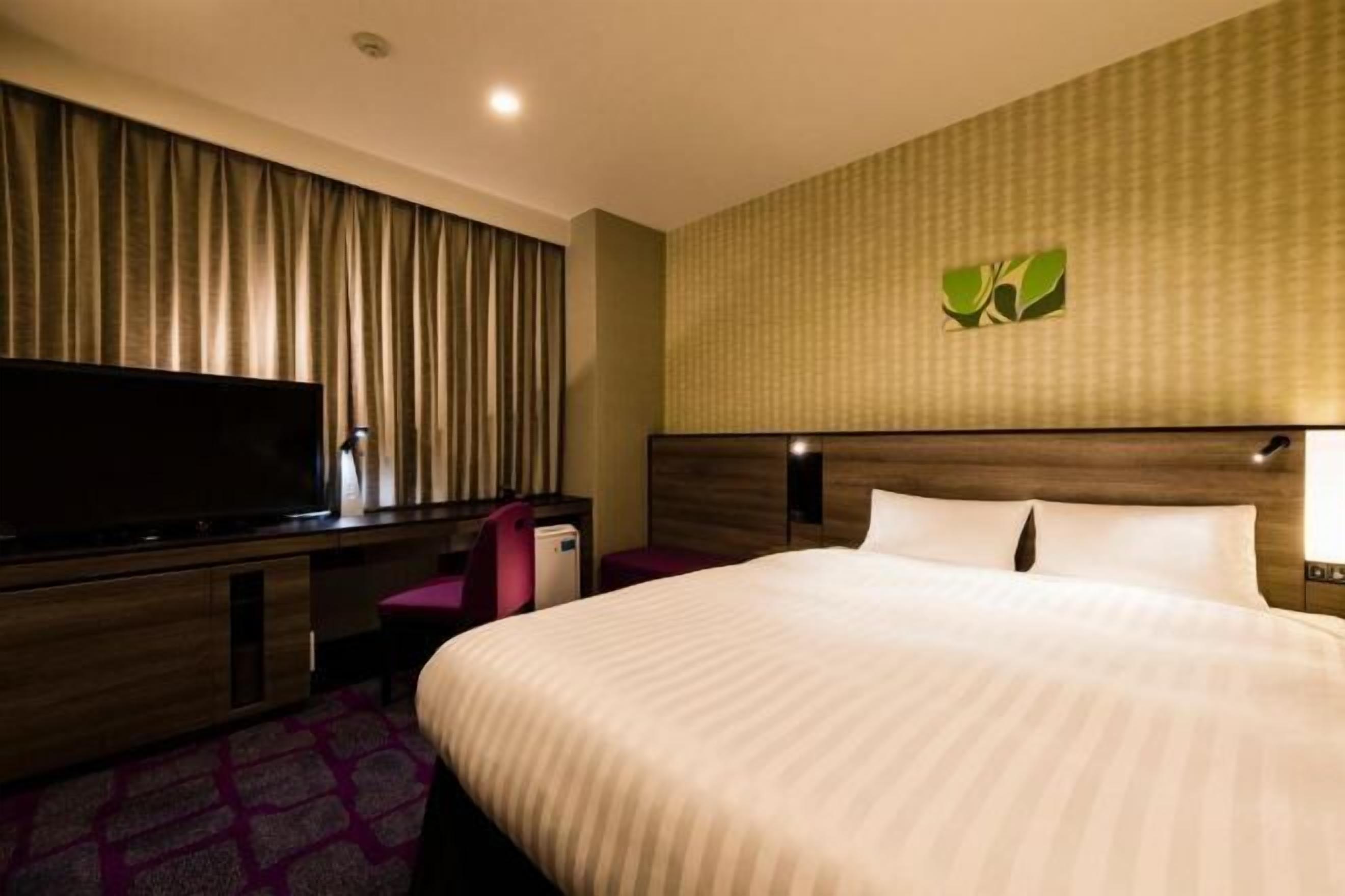 遮光窗帘、免费 WiFi、床单