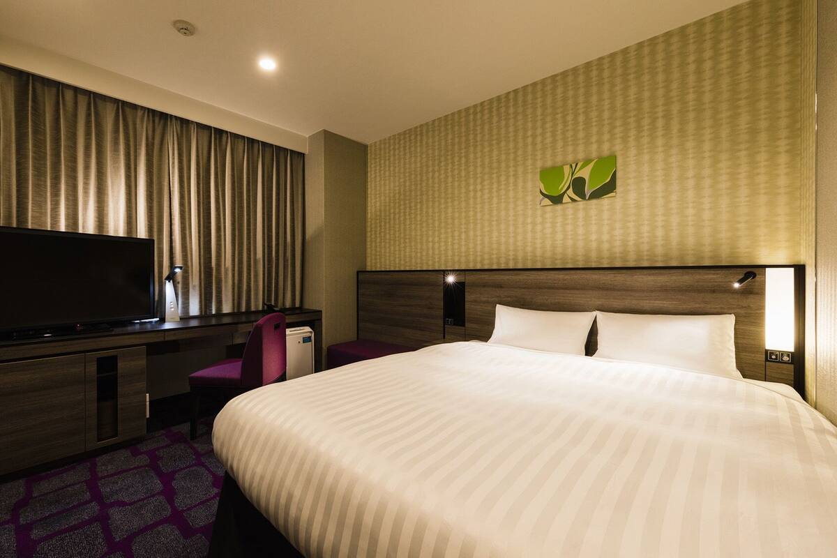 Blackout drapes, WiFi (free), bed sheets