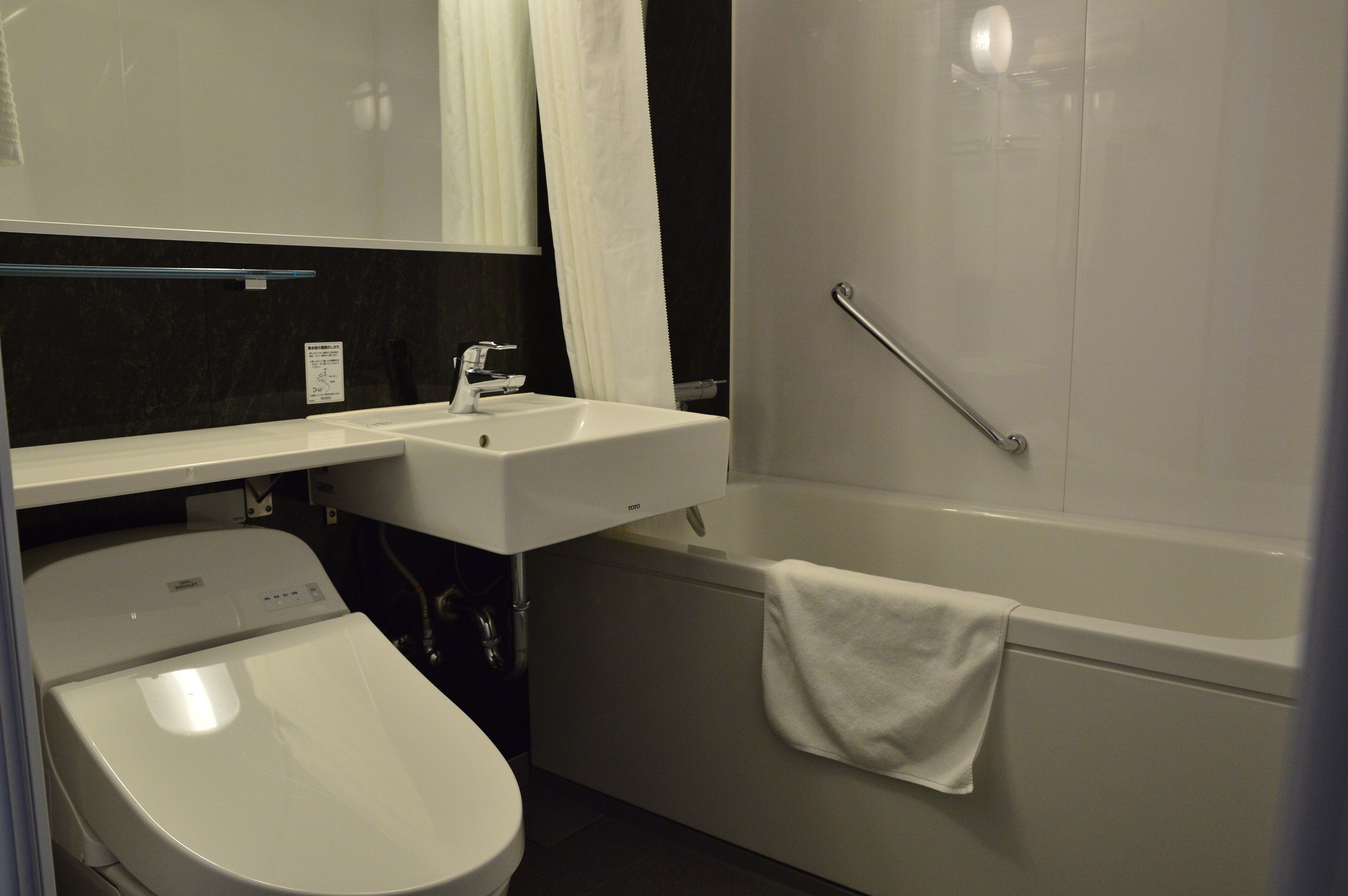 combined shower/bathtub, deep-soaking bathtub, hair dryer, slippers