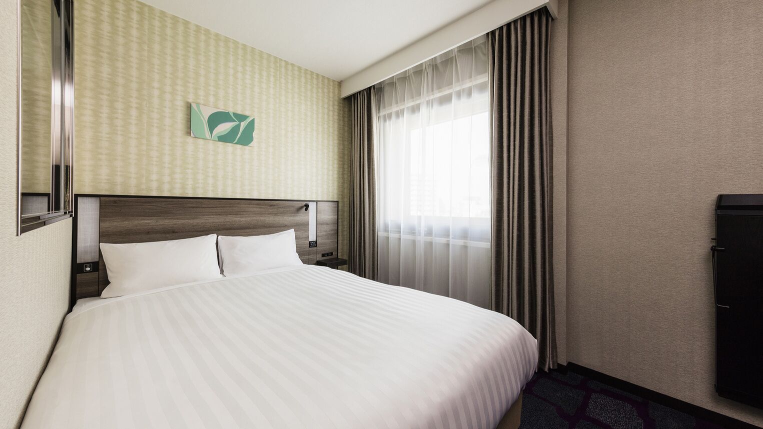 Blackout drapes, free WiFi, bed sheets