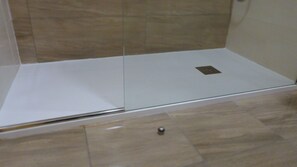 Bathroom shower - Hostal La Masía (Villarreal)