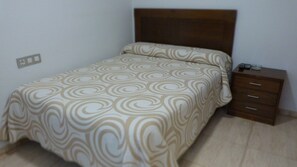 Een bureau, verduisterende gordijnen, geluiddichte muren