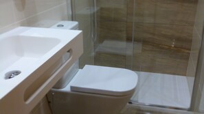 Shower, towels - Hostal La Masía (Villarreal)