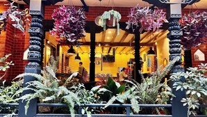 Un restaurant à l’architecture traditionnelle, caractérisé par une façade en briques et des piliers décoratifs.
