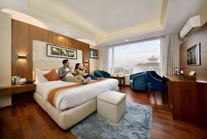 Panorama suite, 1 slaapkamer, uitzicht op de stad | 1 slaapkamer, luxe beddengoed, een minibar, een kluis op de kamer