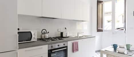 Frigorifero, microonde, forno, piano cottura