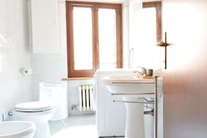 Apartment | Bathroom | Shower, free toiletries, hair dryer, towels - Filippini 24 (Verona)