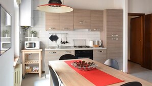 Căn hộ | Bếp riêng | Dụng cụ pha cà phê/trà, tủ lạnh, lò vi sóng, lò nướng 