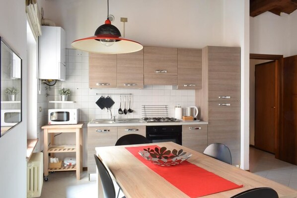 Departamento | Cocina privada | Refrigerador, microondas, horno y parrilla de estufa 