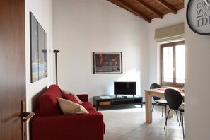 Apartment | Living room | Flat-screen TV