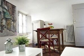 Apartment, 1 Bedroom | In-room dining - Guest House in Pitti Square (Florence)