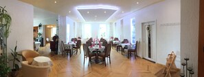 Café da manhã continental todos os dias mediante uma taxa