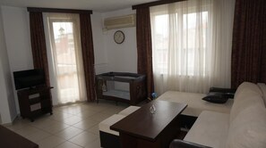 Standard-Studio, 1 Doppelbett und Schlafsofa | Minibar, Schreibtisch, schallisolierte Zimmer, kostenloses WLAN