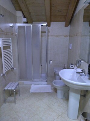 Classic Triple Room | Bathroom | Shower, free toiletries, hair dryer, bidet - HOTEL FONTANA SANTA (Grumello del Monte)