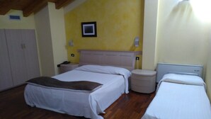 Classic Triple Room | Minibar, in-room safe, desk, cribs (free) - HOTEL FONTANA SANTA (Grumello del Monte)