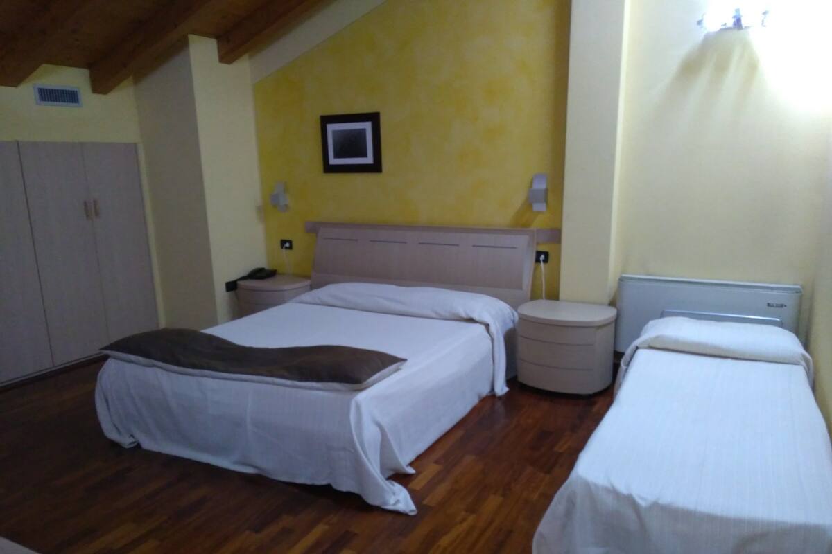 Classic Triple Room | Minibar, in-room safe, desk, free cribs/infant beds