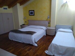 Classic Triple Room | Minibar, in-room safe, desk, free cribs/infant beds - HOTEL FONTANA SANTA (Grumello del Monte)