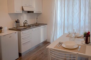 Appartement | Cuisine privée | Réfrigérateur, micro-ondes, plaque de cuisson