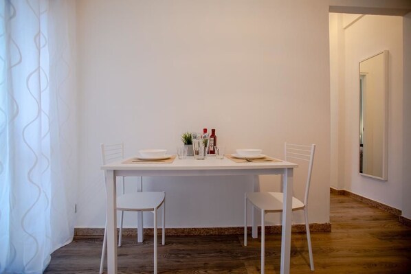 Apartment | Essbereich im Zimmer