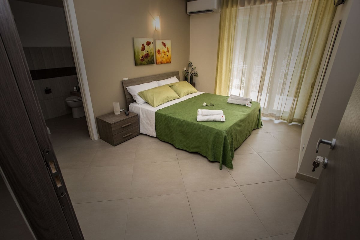 Ropa de cama de alta calidad, cubrecamas y sistema de insonorización
