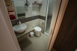 Double Room | Bathroom | Shower, free toiletries, hair dryer, towels - Meridiana B&B (Milazzo)