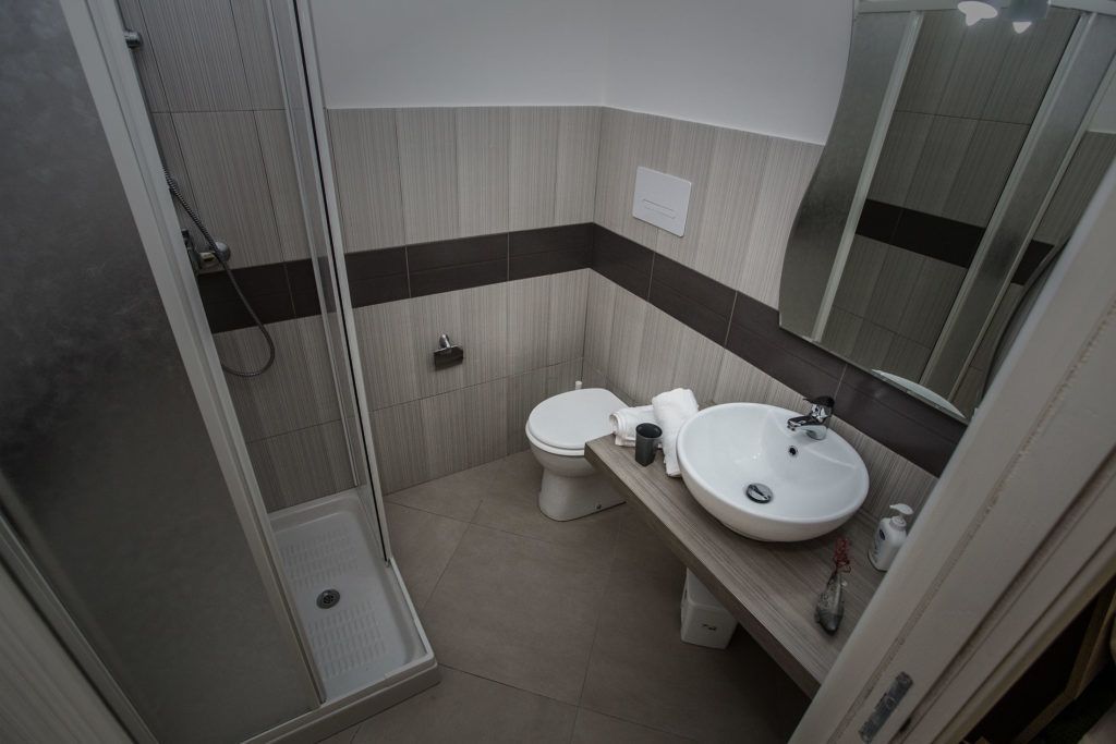 Camera doppia | Bagno | Doccia, set di cortesia gratuito, asciugacapelli, asciugamani