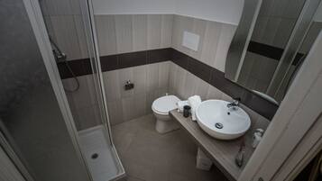 Camera doppia | Bagno | Doccia, set di cortesia gratuito, asciugacapelli, asciugamani