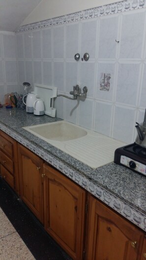 ثلاجة، موقد طهي مسطح، ماكينة لصنع القهوة/الشاي، مستلزمات طهي/أطباق/أوعية