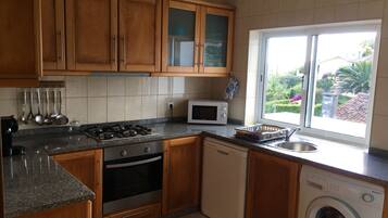 Appartement, 2 chambres, vue montagne | Cuisine privée | Réfrigérateur, micro-ondes, four, plaque de cuisson