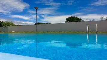 Piscine extérieure, chaises longues