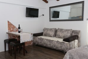 Caja fuerte, escritorio, wifi gratis y ropa de cama