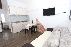 Deluxe Triple Room, 3 Twin Beds | Private kitchen | Shared fridge, microwave, cookware/dishes/utensils - Apartments Nikolla (Split)