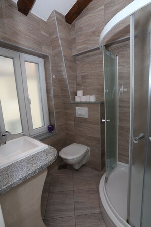 Shower, hair dryer, towels - Apartments Nikolla (Split)