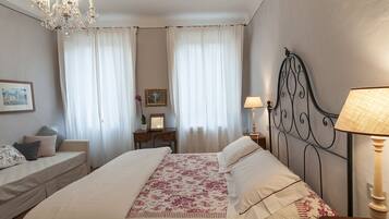 Appartamento, 4 camere da letto | Una scrivania, insonorizzazione, Wi-Fi gratuito, lenzuola