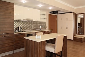 Grand Suite | Private kitchen | Fridge, microwave, oven, electric kettle - Balturk House Hotel (Izmit)