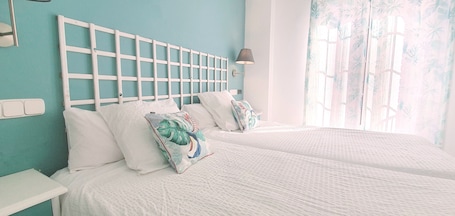 Cortinas blackout, wifi gratis y ropa de cama