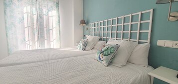 Habitación con 2 camas individuales | Cortinas opacas, wifi gratis, ropa de cama