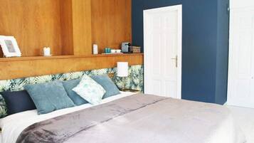 Habitación superior, 1 cama de matrimonio grande | Cortinas opacas, wifi gratis, ropa de cama