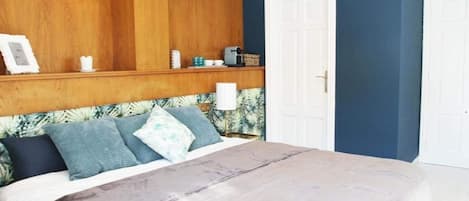 Habitación superior, 1 cama de matrimonio grande | Cortinas opacas, wifi gratis, ropa de cama