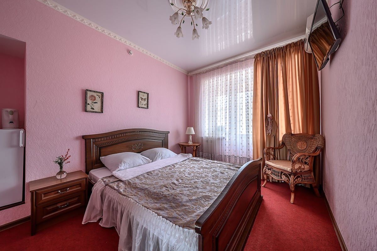 1 bedroom, premium bedding, soundproofing, iron/ironing board