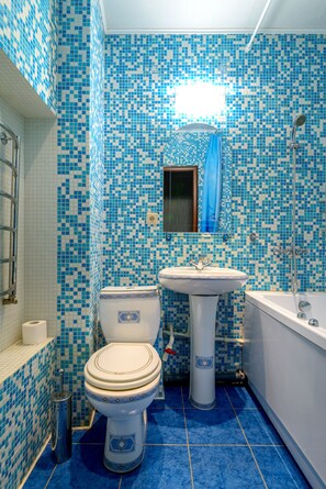 Habitación doble Confort | Baño | Amenidades de baño gratuitas y toallas 