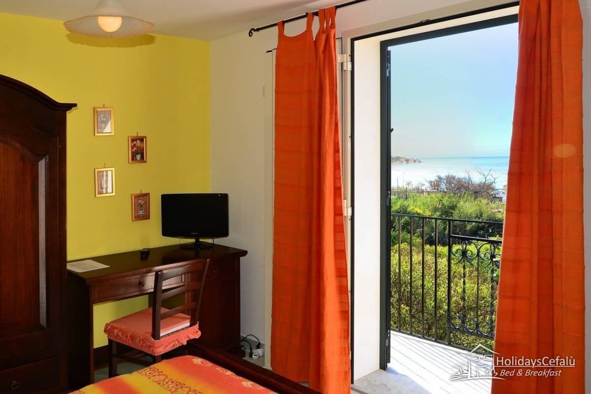 Habitación doble romántica, balcón, frente al mar | Escritorio, tabla de planchar con plancha y cunas gratuitas