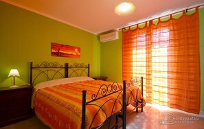 Desk, iron/ironing board, free cribs/infant beds, free WiFi - Holidays Cefalù (Cefalù)
