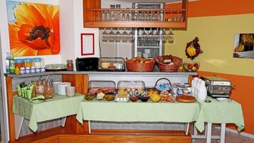 Dagelijks ontbijtbuffet (EUR 12.5 per persoon)