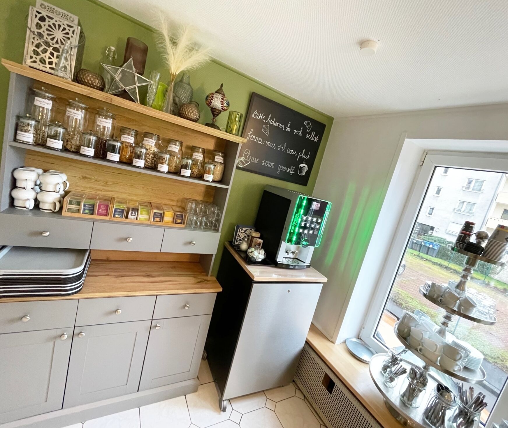 Eine Küche mit einer Kreidetafel, die eine Speisekarte zeigt, Gewürzgläsern und einer Kaffeemaschine.