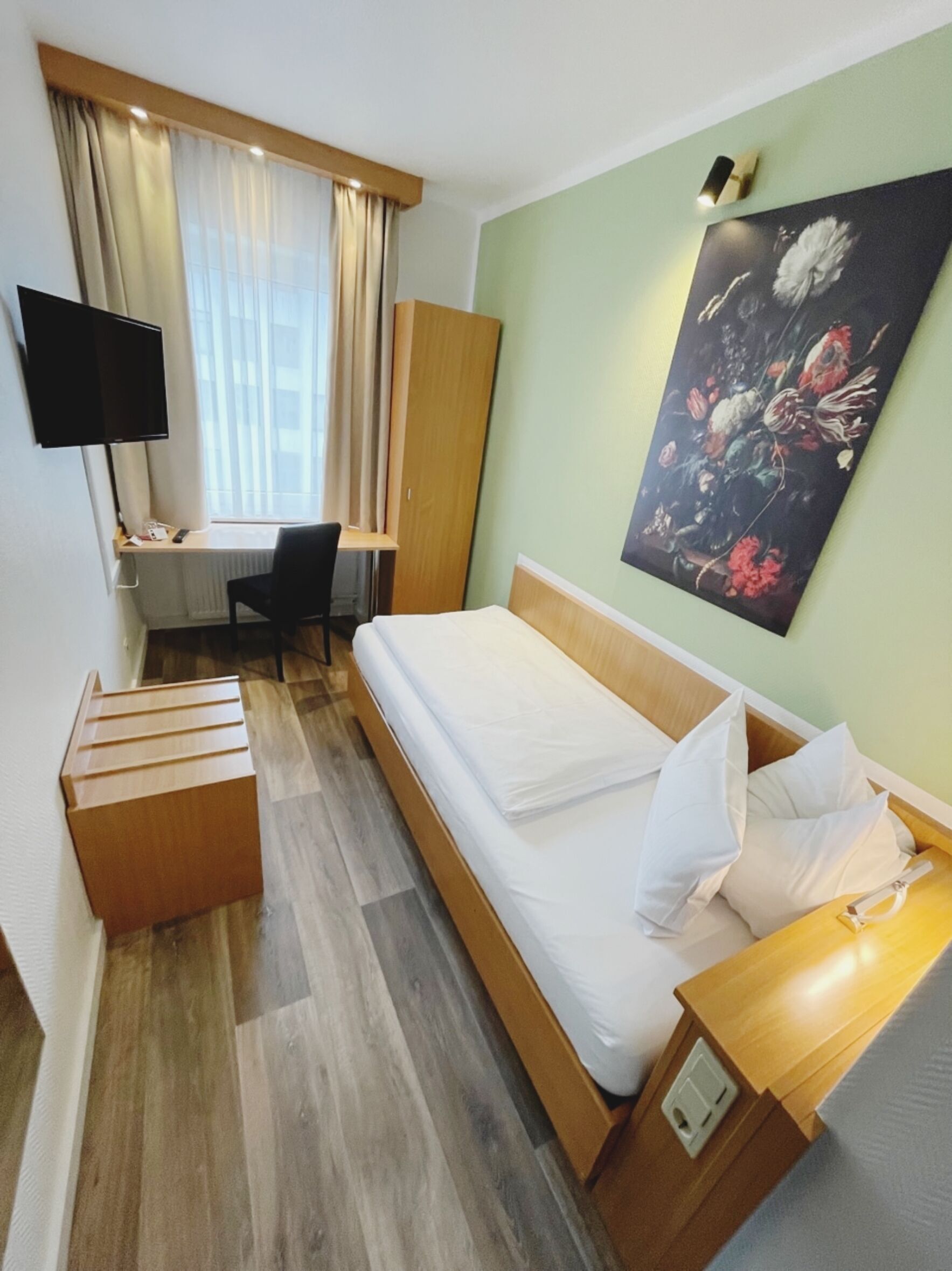 Escritorio, cortinas blackout, wifi gratis y ropa de cama 