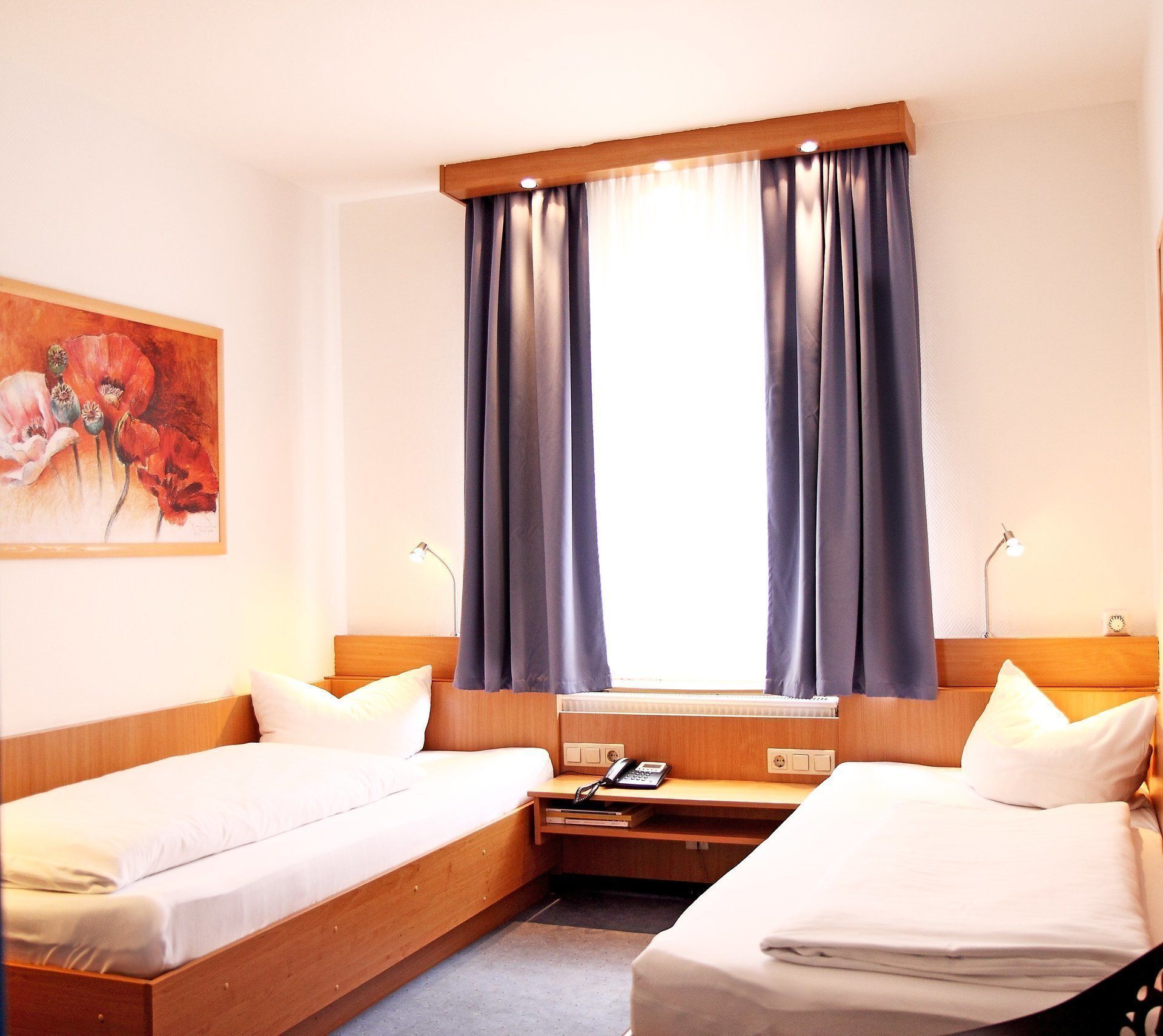 Escritorio, cortinas blackout, wifi gratis y ropa de cama 