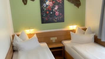 Escritorio, cortinas blackout, wifi gratis y ropa de cama