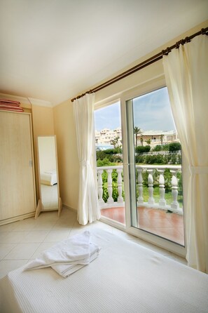 Vila | 2 quartos, escrivaninha, ferros/tábuas de passar roupa