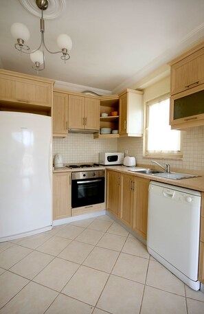 Vila | Cozinha americana privada | Geladeira grande, fogão, cooktop, lava-louças